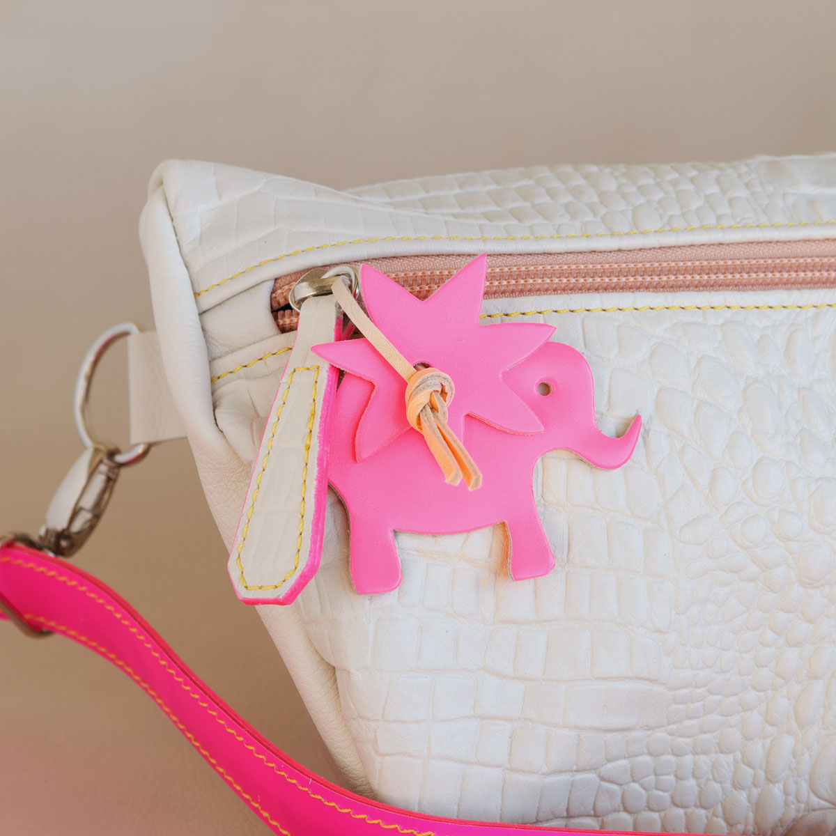 Bodybag Cocco Gesso Echtleder elfenklang taschen mit neon pink elefanten